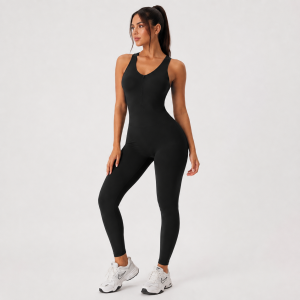 Enterizo deportivo negro con zipper
